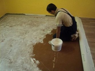 Чем приклеить линолеум к бетонному полу?