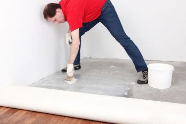 Чем приклеить линолеум к бетонному полу?