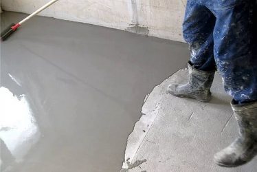 Как выровнять бетонный пол после заливки?