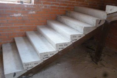 Монтаж лестницы из бетонных ступеней
